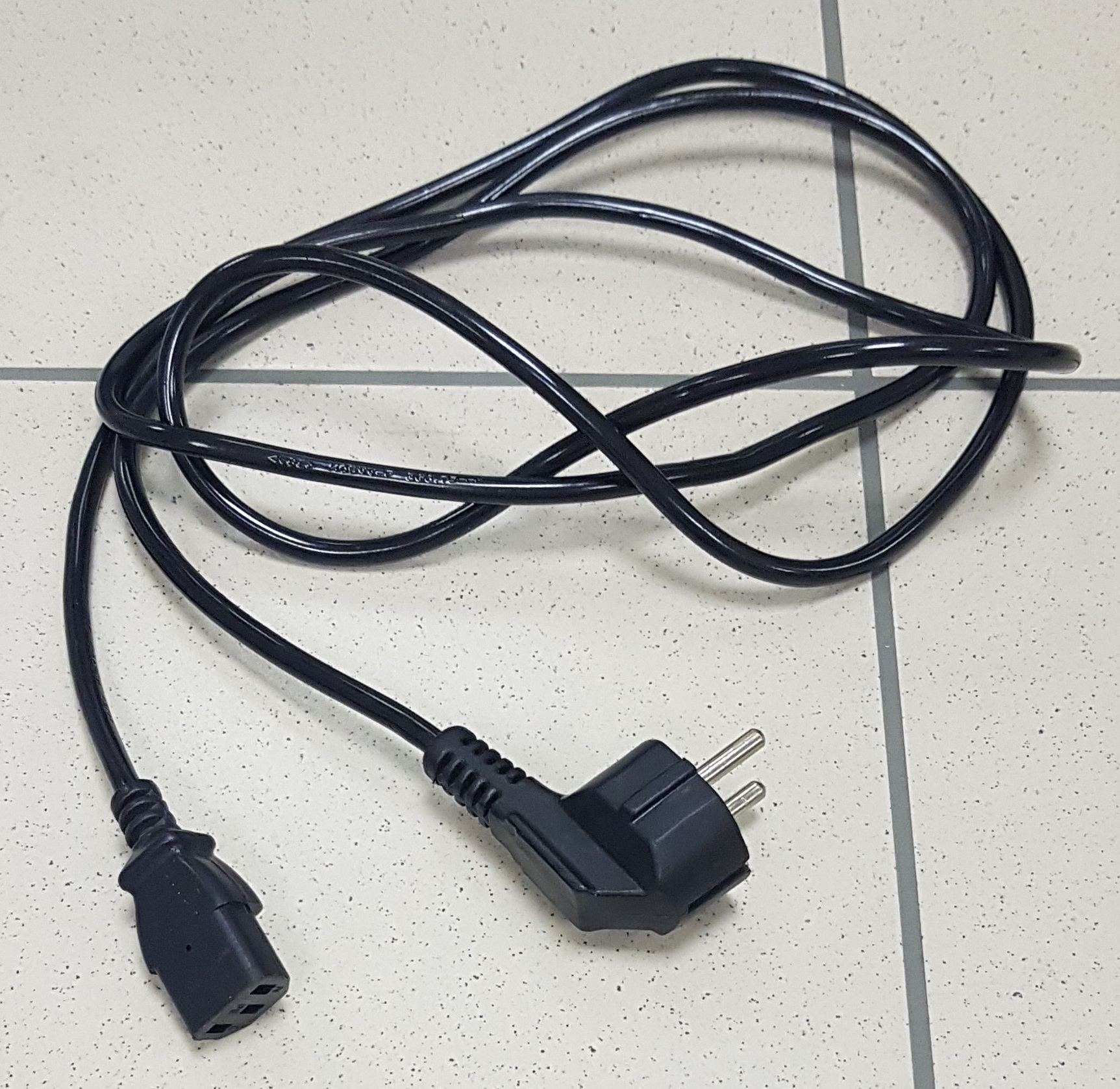 Стандартный электрический кабель с Евровилкой на одном конце и разъемом IEC C13